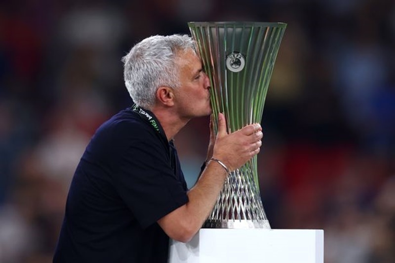 Mourinho cùng AS Roma cũng là ứng viên tiềm năng