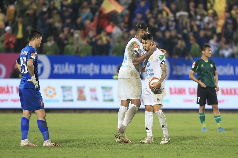 Hendrio được giao trọng trách thực hiện quả đá phạt đền quyết định