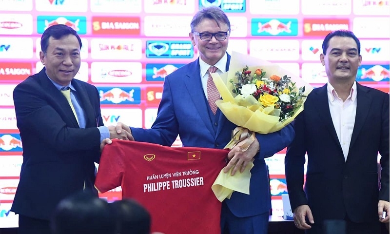 HLV Troussier chính thức ra mắt ĐT Việt Nam (Ảnh: Ngôi sao)