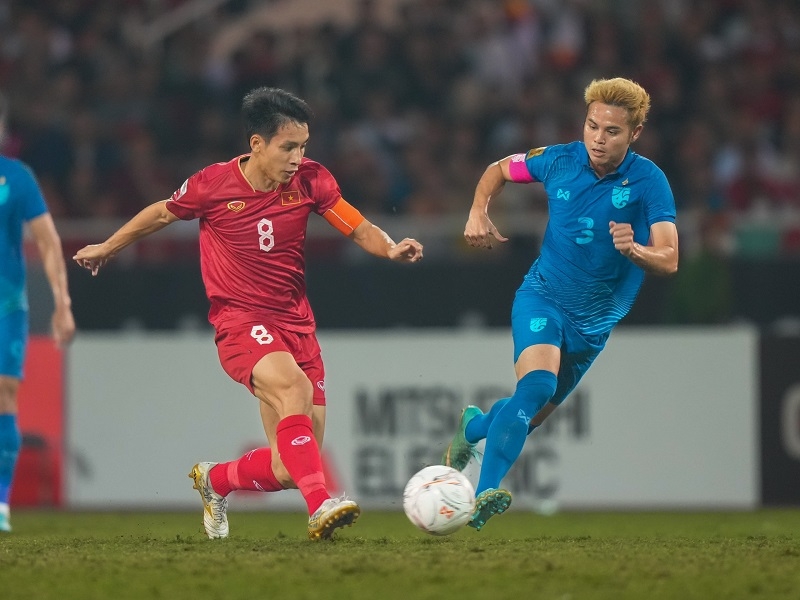 Piyapong khuyên Theerathoon đến Việt Nam kiếm tiền (Ảnh: Thanh Niên)