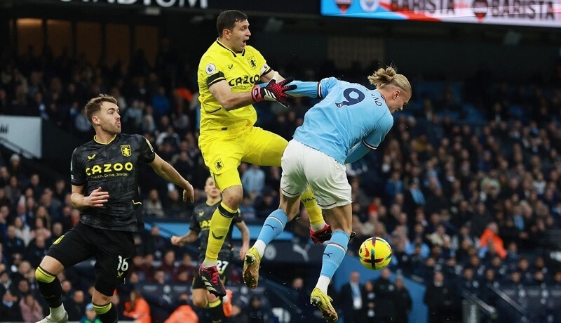 Va chạm khiến Erling Haaland phải rời sân sớm