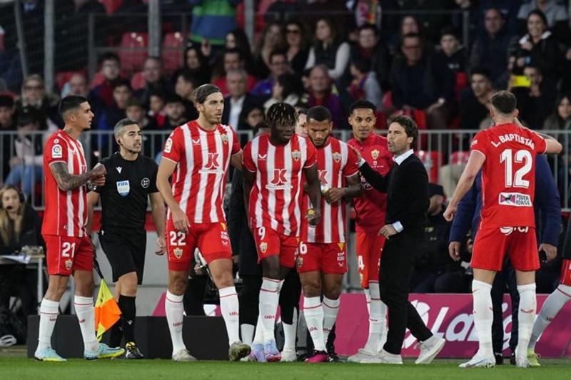 Almeria bất ngờ vượt lên từ sớm