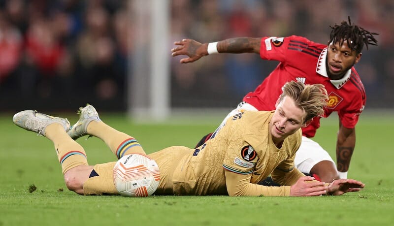 De Jong trong màn thư hùng với MU tại Europa League.