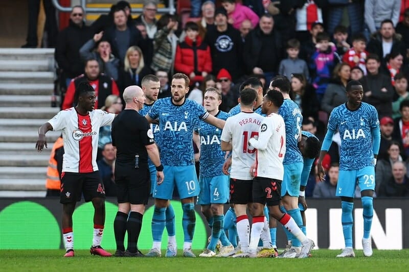 Mùa giải không thể tệ hơn của Tottenham