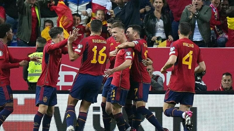 Dưới thời De la Fuente, Tây Ban Nha thi đấu biến ảo và hiệu quả