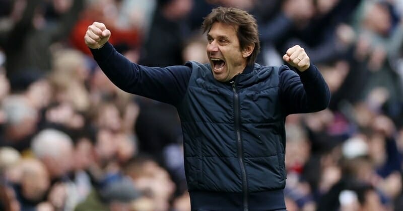 Chiến lược gia người Italia ăn mừng bàn thắng của các học trò