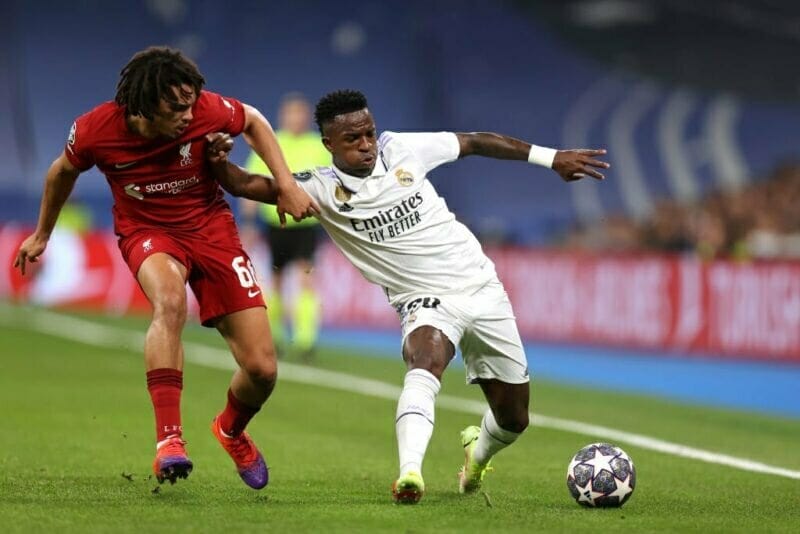 Arnold vất vả trước Vinicius ở C1