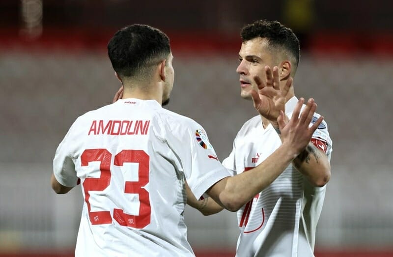Xhaka cũng góp vui với pha lập công đẹp mắt