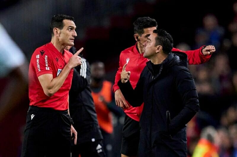 HLV Xavi không hài lòng với công tác trọng tài sau tiếng còi mãn cuộc