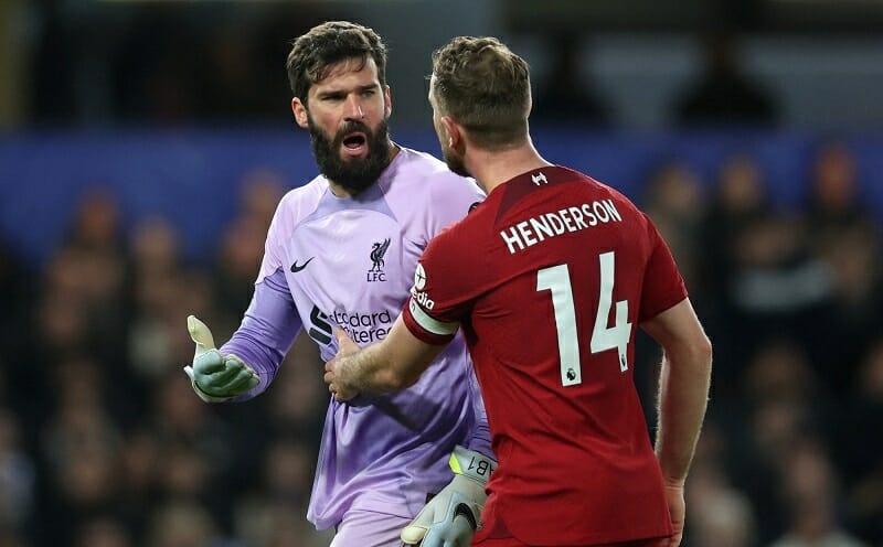 Alisson và Henderson tranh cãi gay gắt