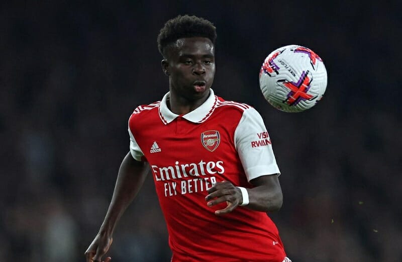 Saka có những pha xử lý lắt léo.