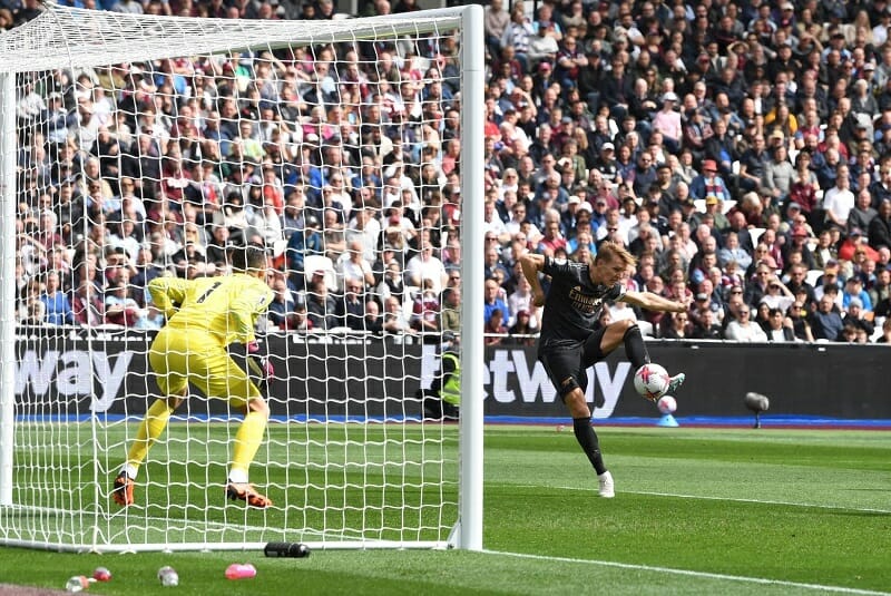 Arsenal phủ đầu thành công với 2 bàn thắng sớm.