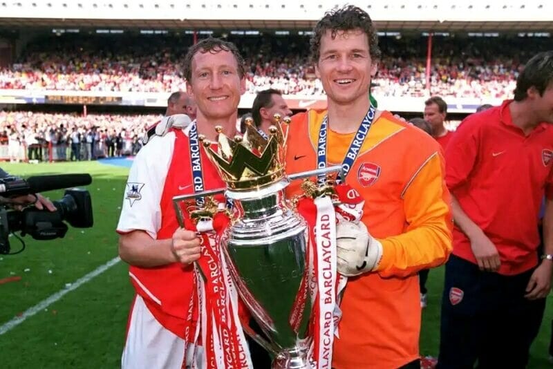 Ray Parlour (trái) vô địch cùng Arsenal mà không thua trận nào