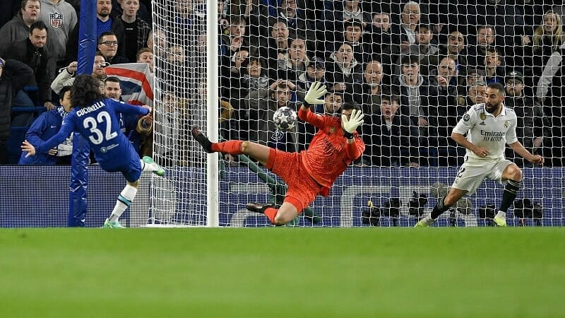 Cucurella bỏ lỡ cơ hội ghi bàn