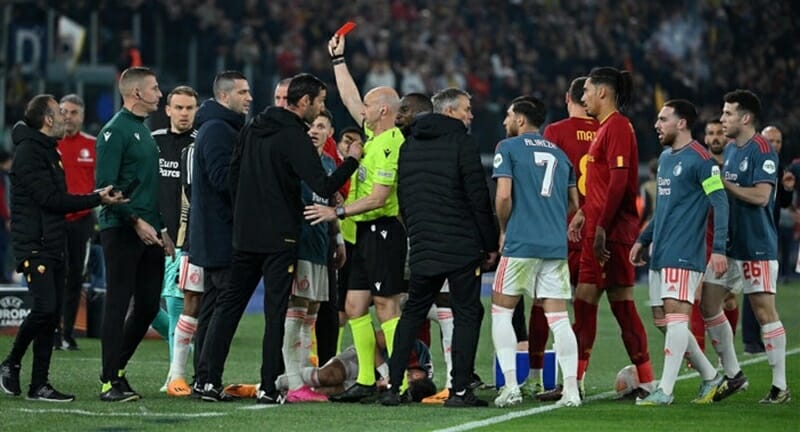 Không khí của trận đấu cực kỳ căng thẳng