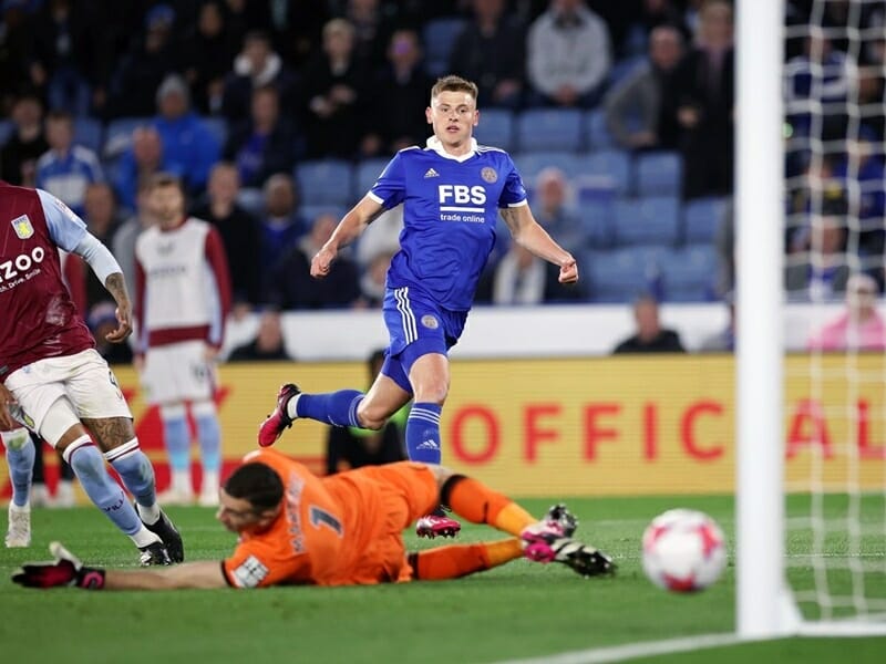 Barnes tỏa sáng giúp Leicester gỡ hòa