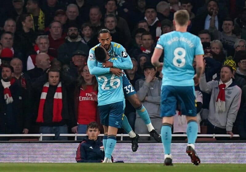 Southampton dẫn 2 bàn chỉ sau 14 phút