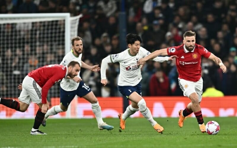 Gà trống và Quỷ đỏ bất phân thắng bại