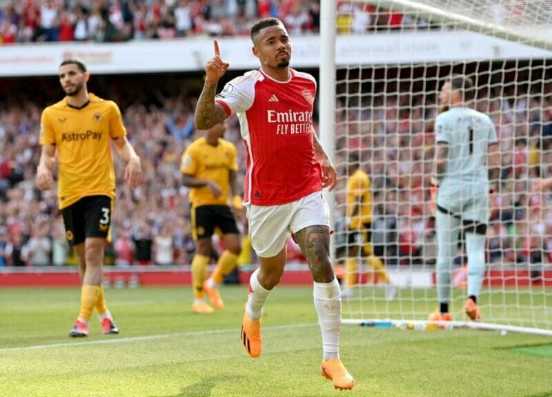 Jesus thể hiện kỹ năng săn bàn với pha đánh đầu chuẩn xác