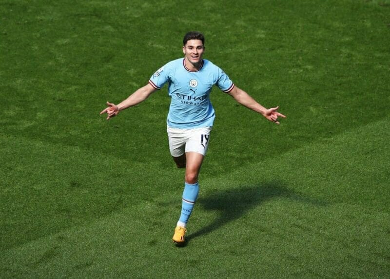 Alvarez ghi bàn thắng duy nhất giúp Man City được hưởng trọn ngày vui đăng quang