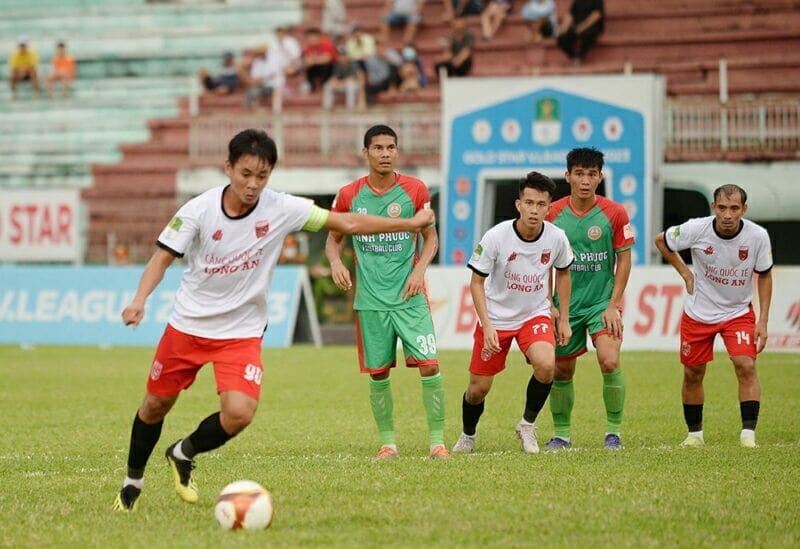 Hàng công đang là điệm tựa với Long An (Ảnh: VPF)