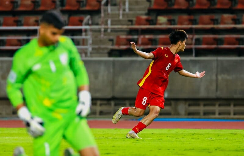 Long Vũ và Công Phương phối hợp ghi bàn đẳng cấp (Ảnh: VFF)