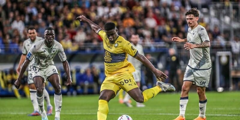 Tiền đạo của Pau tỏa sáng với pha xử lý hay