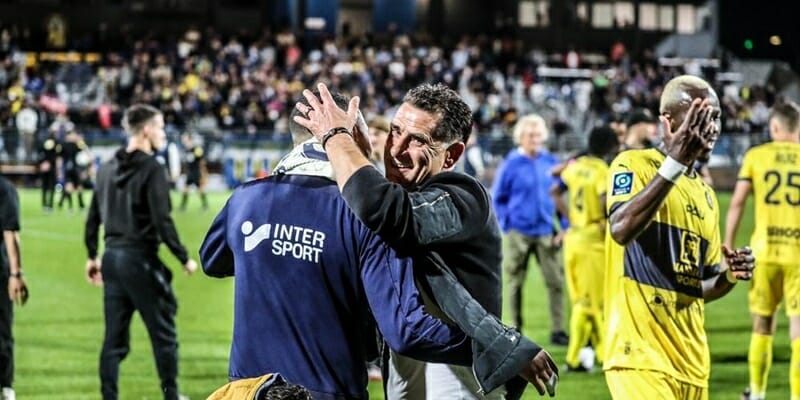 Pau ăn mừng sau trận đấu vì chính thức trụ hạng