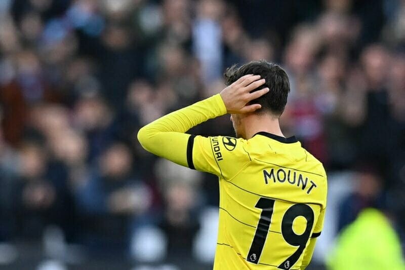 Mount mặc số 19 khi còn chơi cho Chelsea