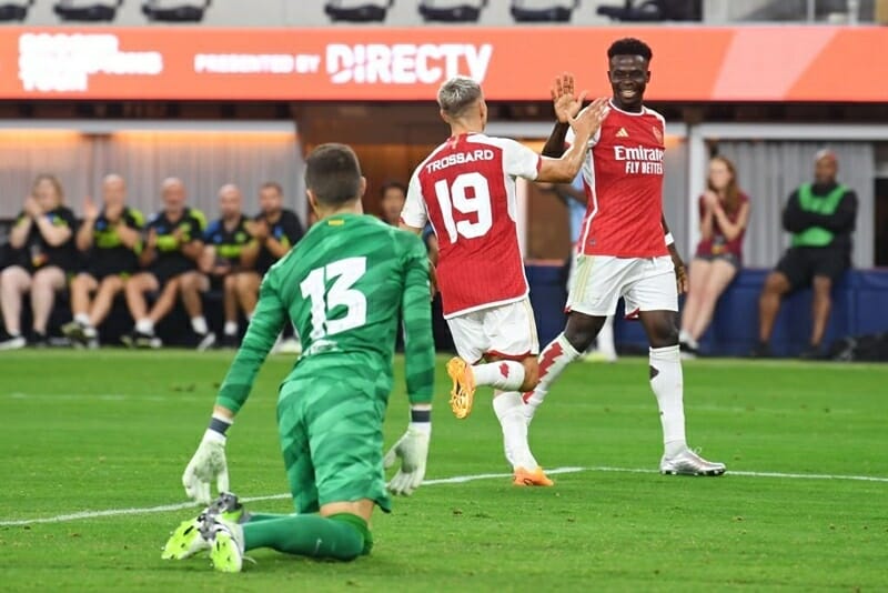 Trossard rực sáng với cú đúp