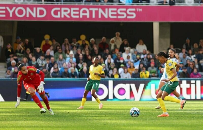 Nam Phi tận dụng rất tốt sai lầm của hàng phòng ngự Argentina