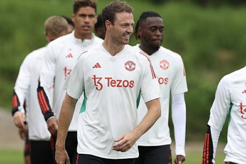 Jonny Evans đang tập luyện tại trung tâm Carrington của Man United.