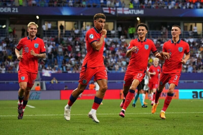 Gibbs-White lập công chuộc tội với bàn mở tỷ số