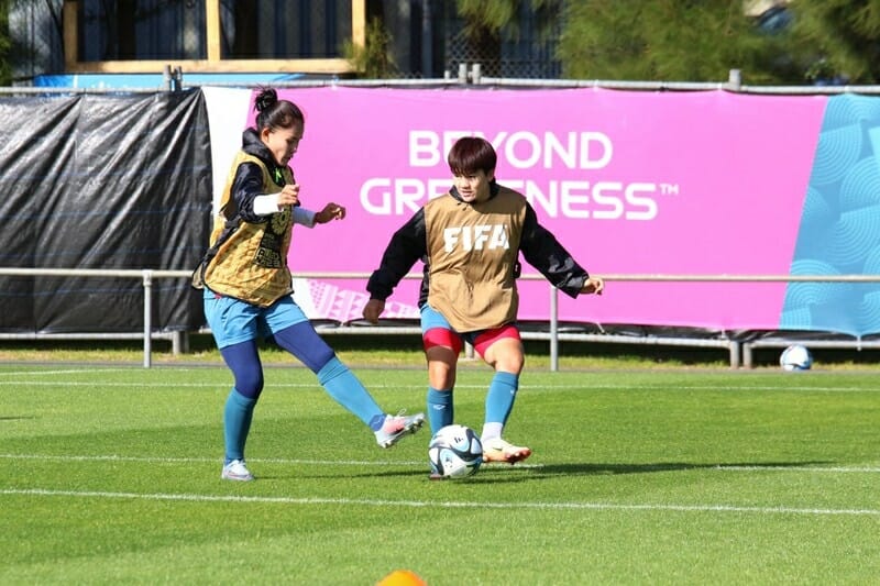 Nữ Việt Nam tập luyện cho trận đánh tới