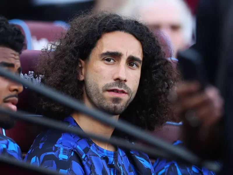 Cucurella bị người hâm mộ Chelsea chế nhạo vì sắp đến MU 