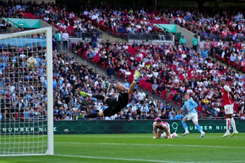 Siêu phẩm của Palmer giúp Man City đặt 1 tay vào chức vô địch Community Shield