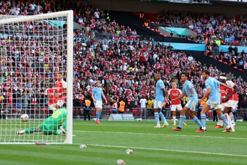 Cú dứt điểm thành bàn đầy may mắn của Trossard kéo trận đấu vào loạt sút luân lưu