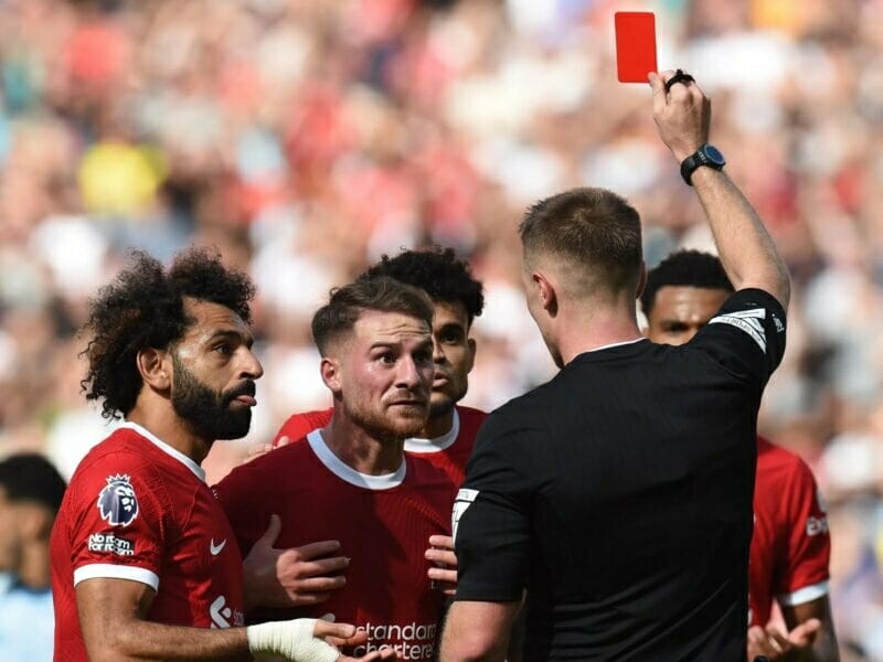 Liverpool chỉ còn Endo có thể đá tiền vệ trụ trong những vòng tới