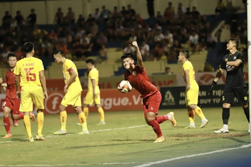 PVF-CAND có bàn rút ngắn cách biệt ở phút 67 (Ảnh: CLB Bóng đá PVF – CAND).