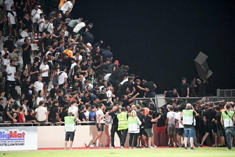 Nhóm CĐV 2 đội khiến trận đấu phải gián đoạn trong 40 phút