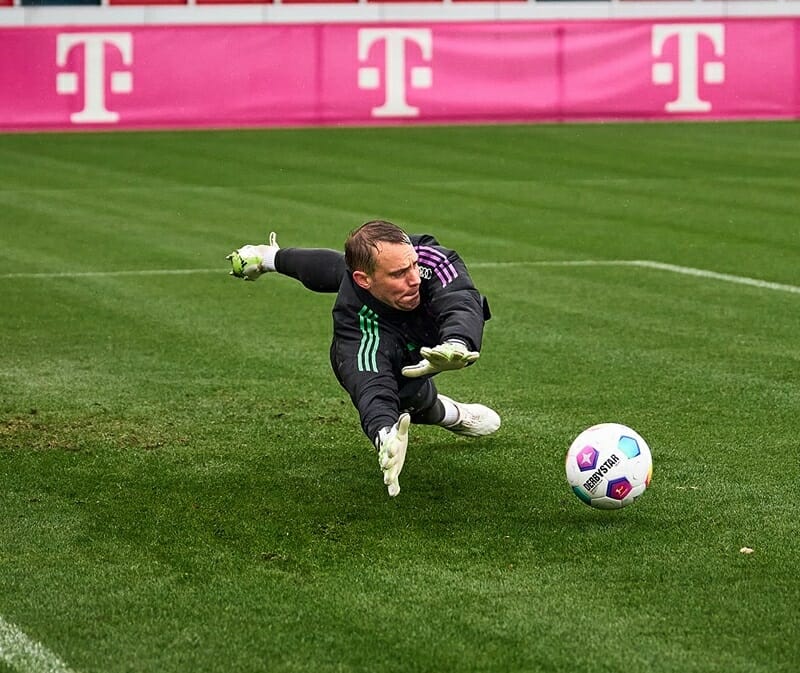 Neuer trở lại tập luyện
