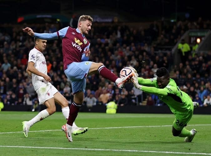 Onana nhiều phen cứu Man United thoát thua