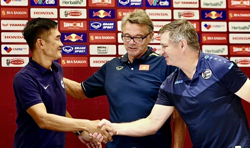 Ông Troussier bên cạnh các đồng nghiệp đội bạn (Ảnh: VnExpress)