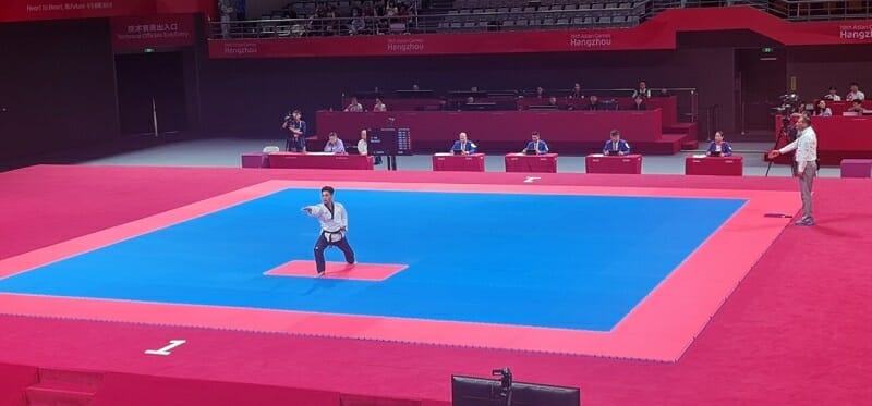 Trần Hồ Duy mang về tấm HCĐ nội dung Quyền cá nhân nam (Ảnh: Xuân Thành).