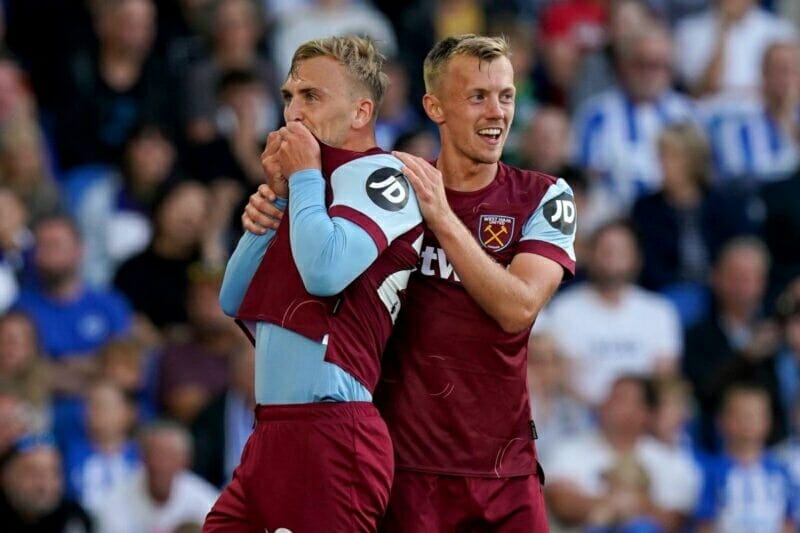 Ward-Prowse cùng với Bowen giúp tuyến giữa West Ham rất sáng tạo
