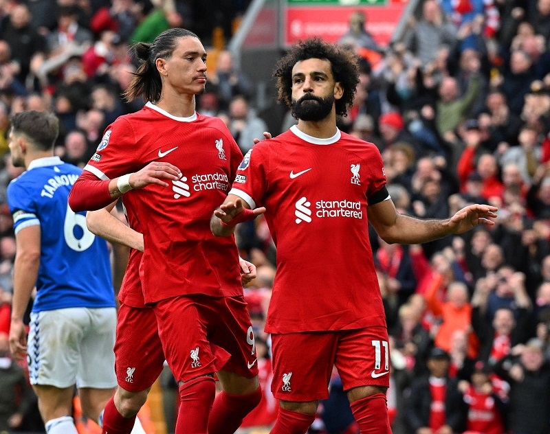 Mohamed Salah lập cú đúp vào lưới Everton.