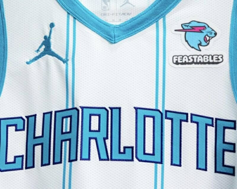 Logo của Feastables xuất hiện trên áo đấu Hornets