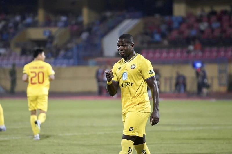 Rimario Gordon bị từ chối một quả phạt đền (Ảnh: Dong A Thanh Hoa Football Club).