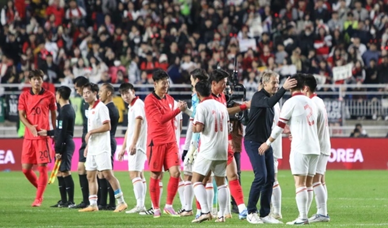 Cầu thủ 2 đội thân thiện sau trận đấu. Ảnh: VFF.