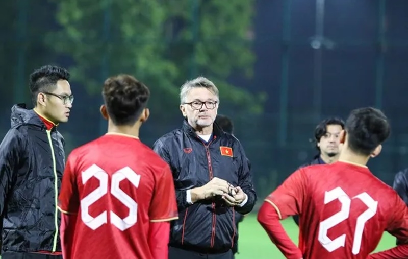 HLV Troussier muốn các cầu thủ thoải mái. Ảnh: VFF.